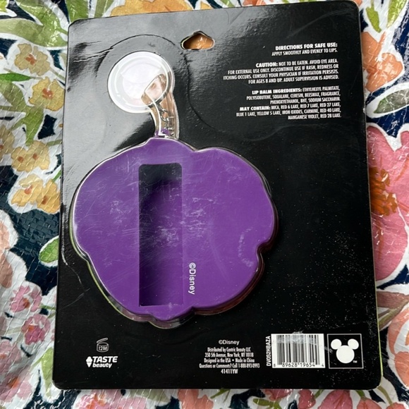 Disney Villains Evil Queen Apple Lip Balm & Keychain Holder New - Picture 2 of 2